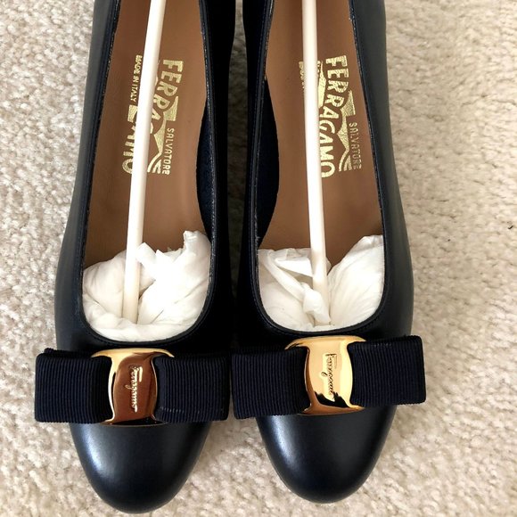 NWT Ferragamo Vara Bow Pump - Black Leather, Size 6C - Picture 1 of 7